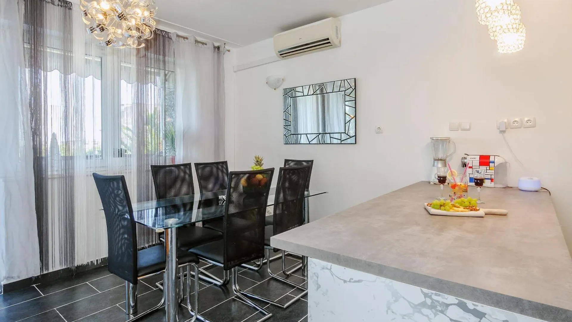 Apartment Apartman L & V Split