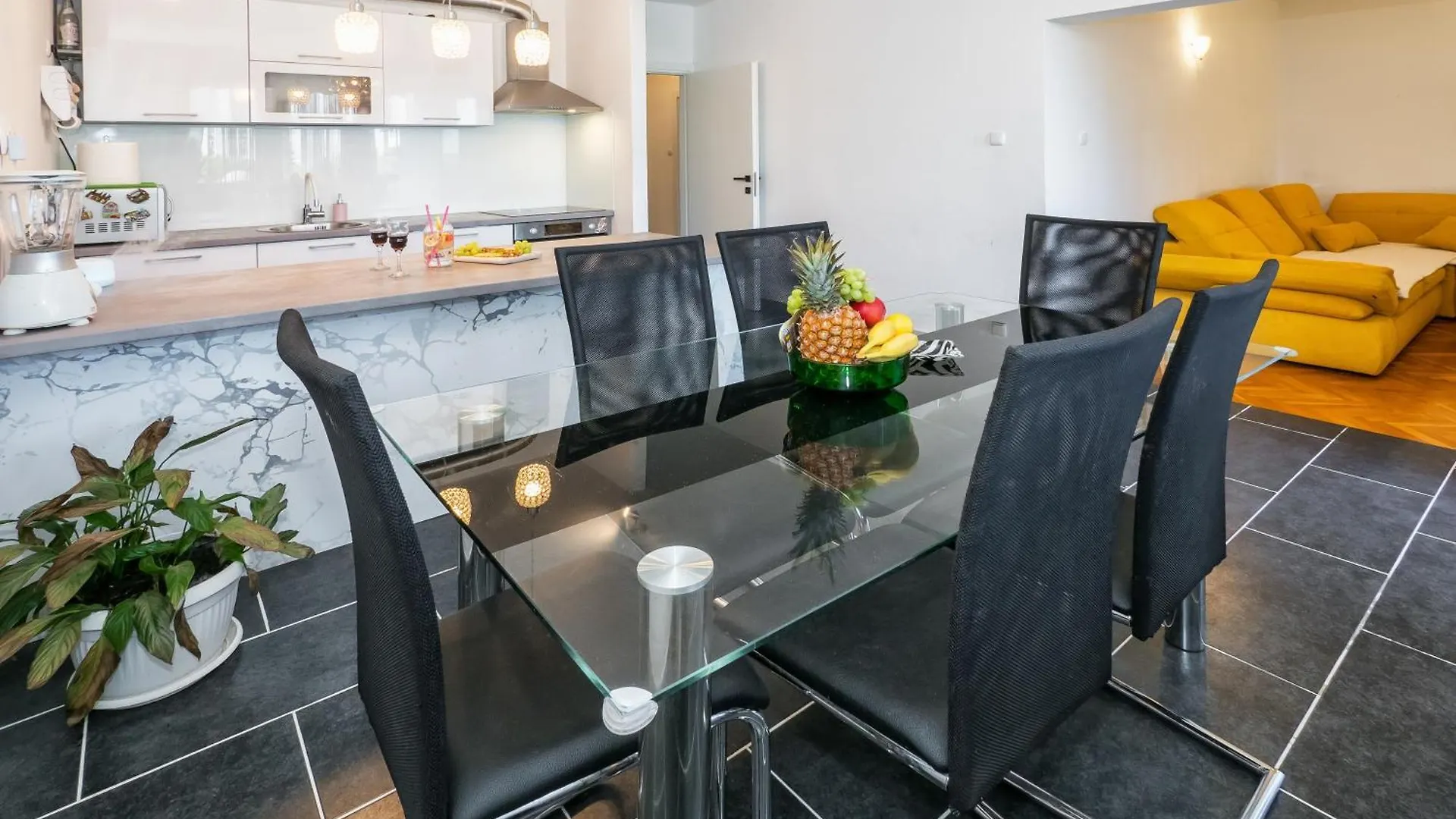 Apartman L & V Split 0*,  Croatia